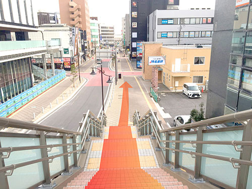 階段を降り、真っ直ぐ進んでください