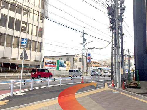 真っ直ぐ進みますとY字路に突き当たりますので、そこを右に曲がってください