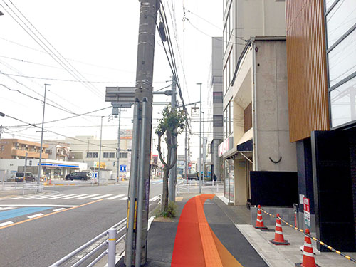 少し歩くと右手に1Fにホームメイトさんが入っているビルが見えます。同ビルの4Fがレグルスゼロ刈谷店です。