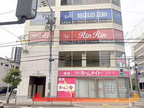 入り口はビルの脇にございます。ホームメイトさんを通り過ぎ、脇にあるエレベーターから4Fに上がってください。